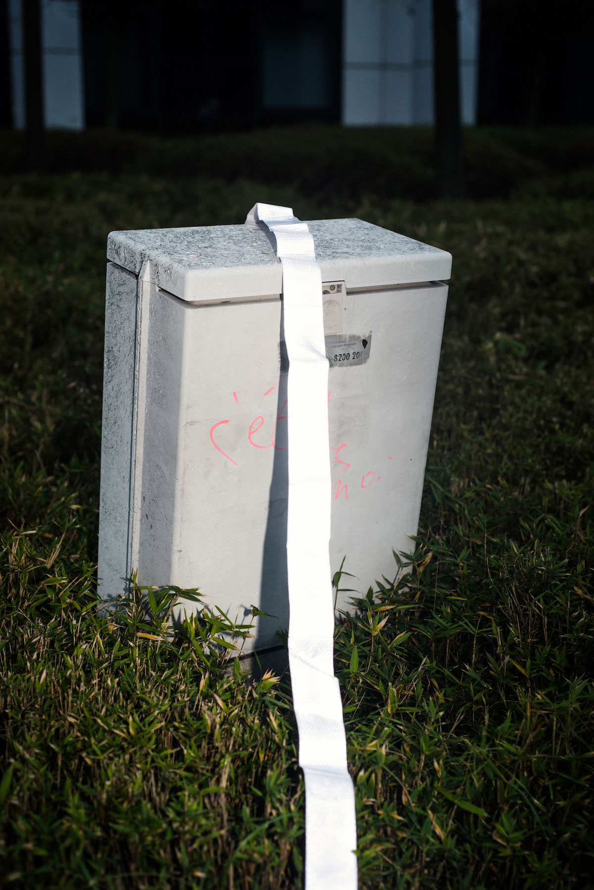 Photo de Nicolas Melemis symbolisant la notion de frontière par la disposition aléatoire, dans l'espace urbain, de bandes réfléchissantes parfois utilisées pour marquer les frontières entre les États
