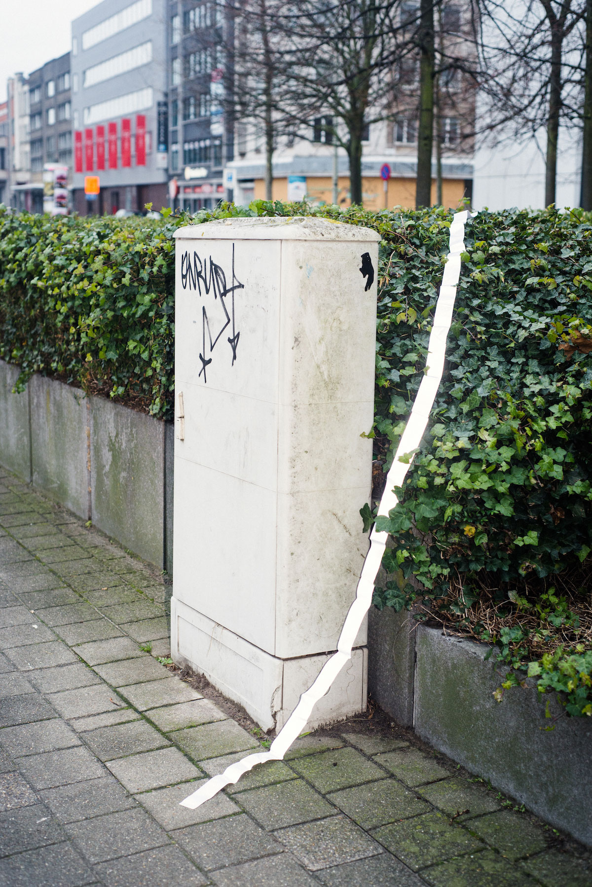 Photo de Nicolas Melemis symbolisant la notion de frontière par la disposition aléatoire, dans l'espace urbain, de bandes réfléchissantes parfois utilisées pour marquer les frontières entre les États
